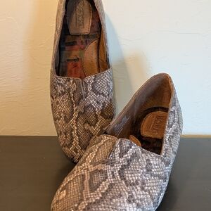 Born Sebra Gray/Black Leather Slip-ons Snake Print Flats Sz8 Casual Travel Work